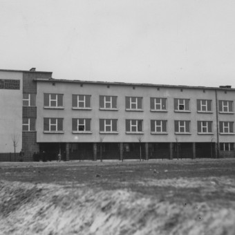 Zdjęcie ukazujące nowowybudowany murawany budynek szkoły